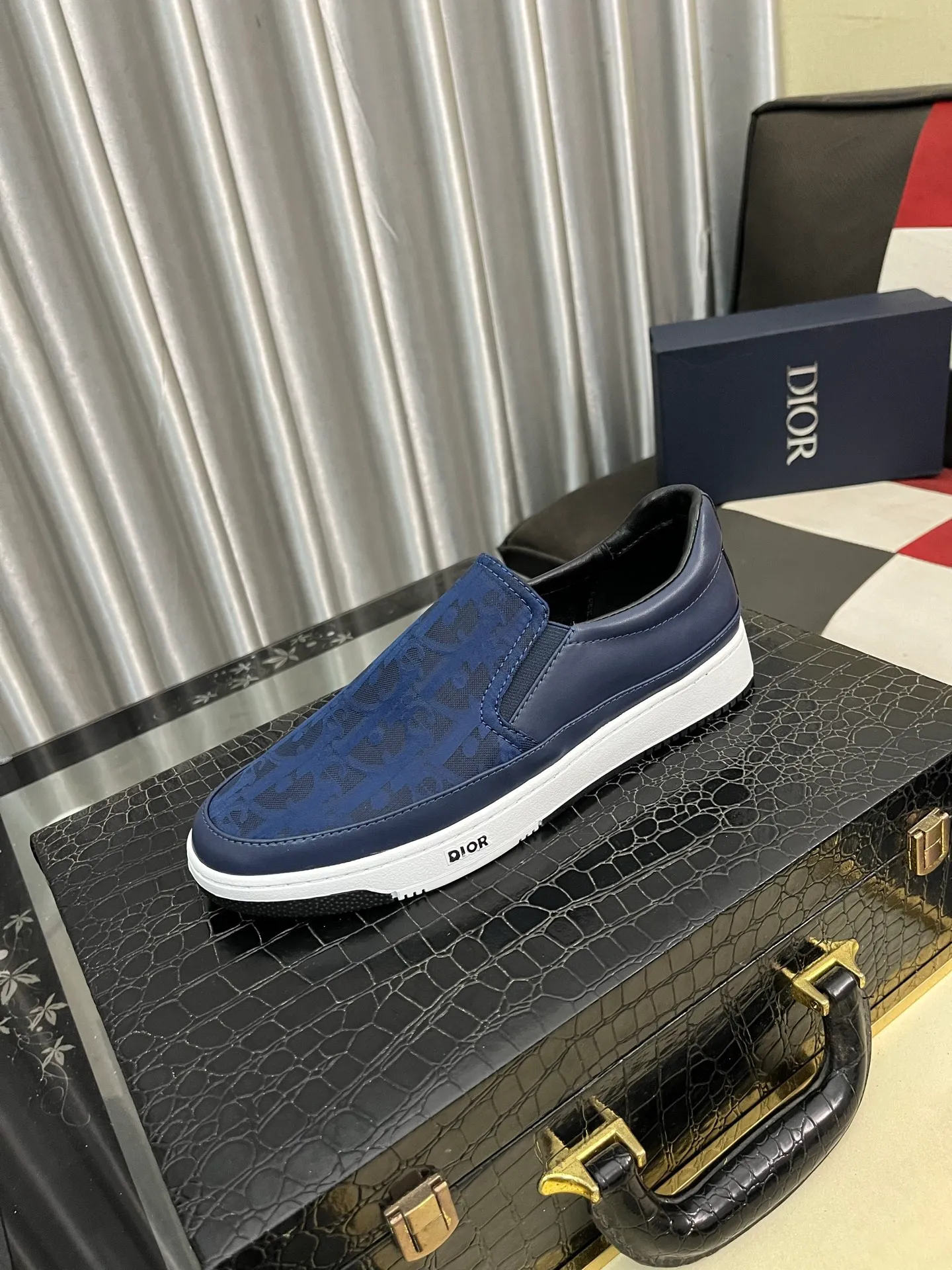 Men's men's shoes 💰420⌚️⌚️Dior unique modern style sneakers. Counter purchasing 🏃casual leather shoes😍😍 original cowhide leather imported from Italy (refuses to discolor and grind feet) soles: original soles specially provided by the original factory, super cool😍 lace up and walk with wind👍 style design ⚠️ super comfortable and wear-resistant original soles. Code number: 38-444️⃣Colors available